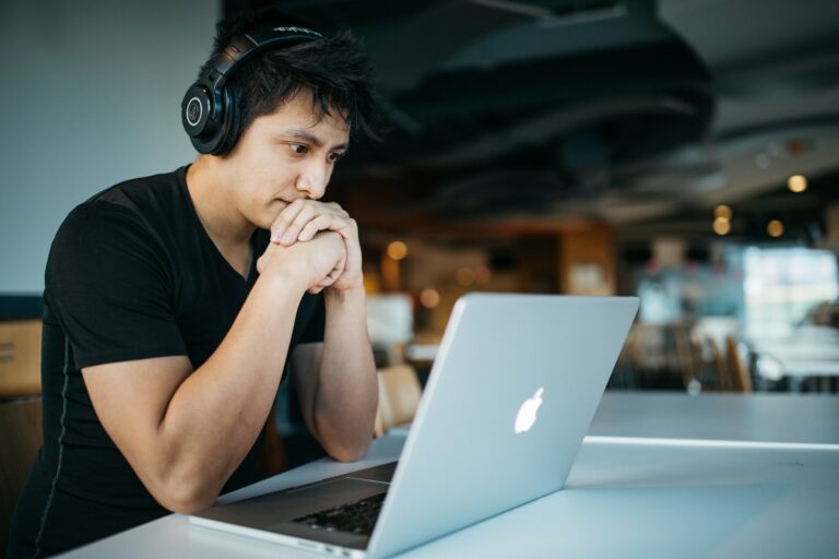 As melhores músicas da Tiê para você ouvir e curtir em home office