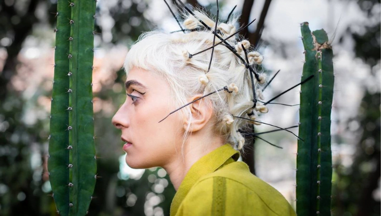 Conheça a cantora Juliana Linhares