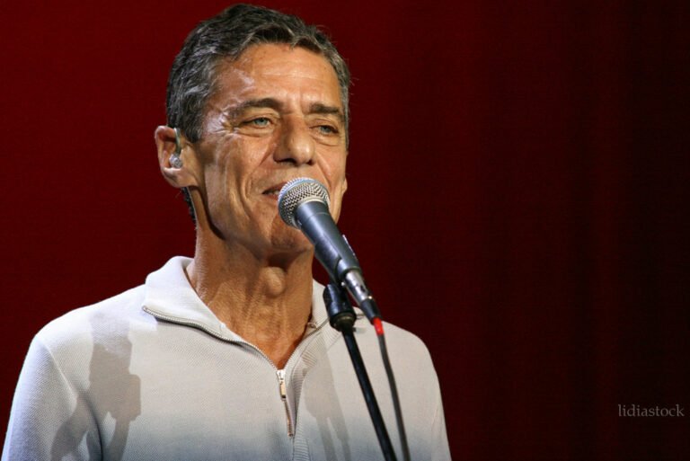 Saiba o que levou o cantor Chico Buarque a aposentar a música “Com açúcar, com afeto”