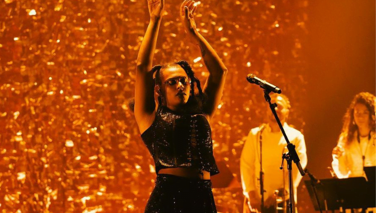 Você já conhece Liniker? Veja como a artista tem impactado o cenário da música brasileira com representatividade