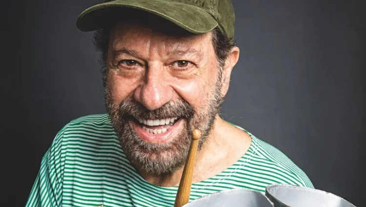 Puxa um cavaquinho pra cantar parabéns pra João Bosco!
