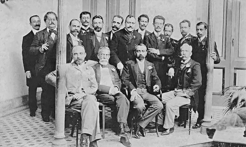 Machado de Assis (segundo à esquerda, sentado) foi um dos fundadores da ABL em 1897. Foto: Divulgação.