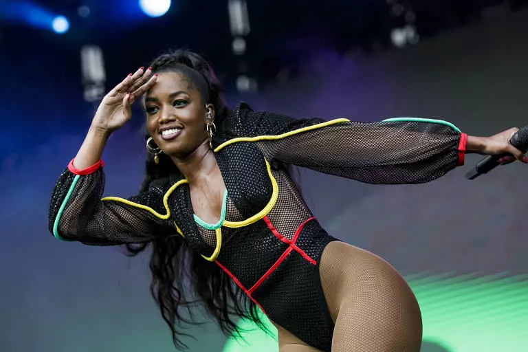 Iza: 10 curiosidades sobre a cantora