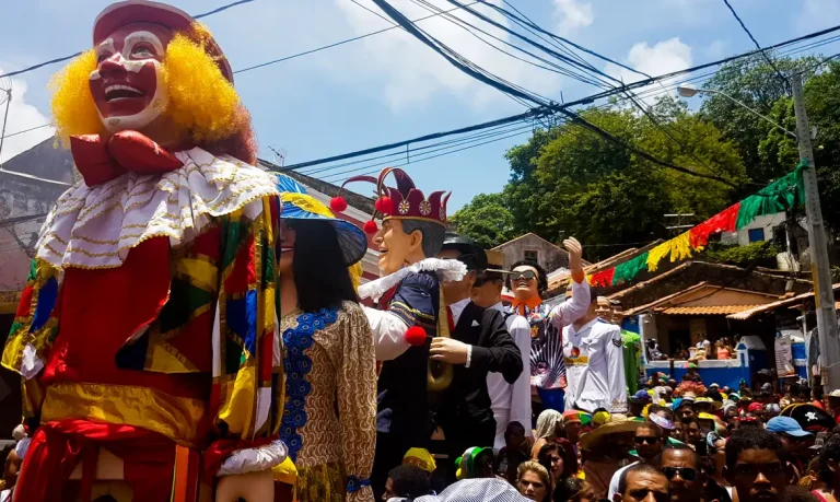 Tradição centenária dos bonecos gigantes ganha destaque no carnaval de Recife e Olinda