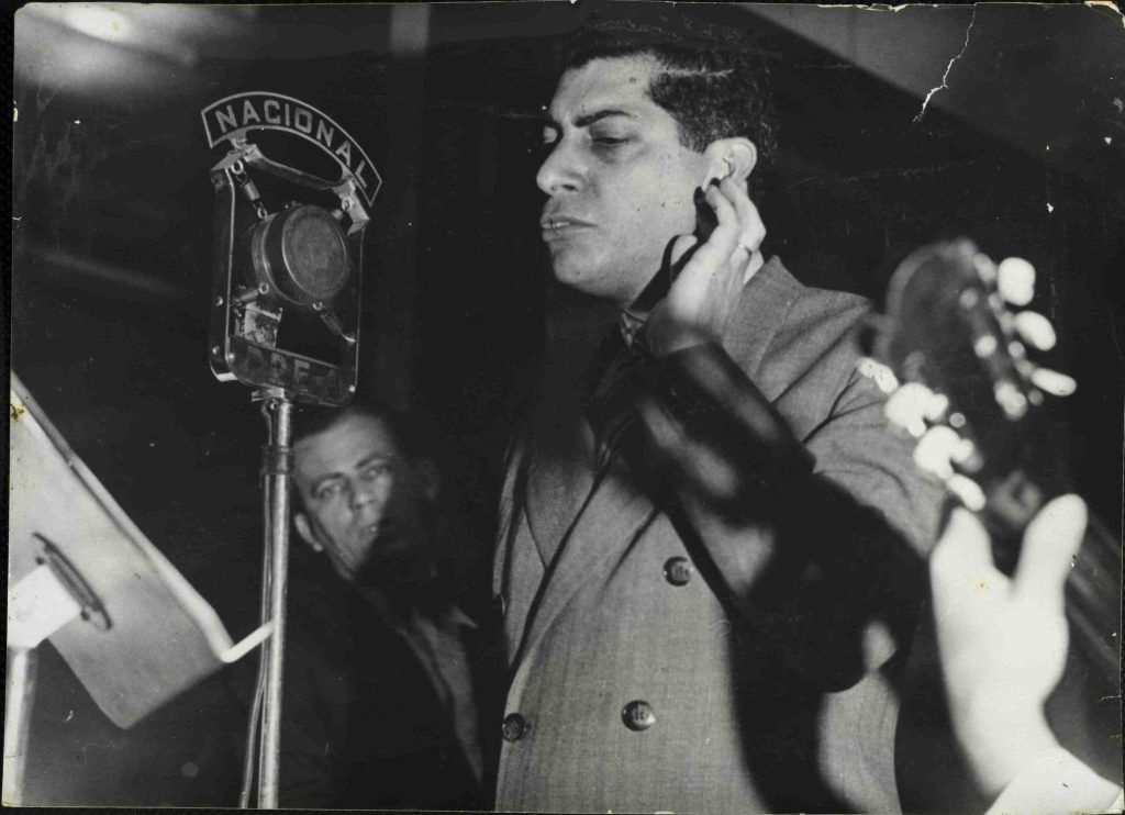 Almirante ao microfone da Rádio Nacional, Rio de Janeiro (1942) | Foto: Acervo Almirante/MIS-RJ