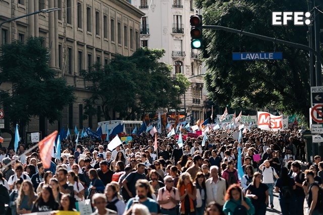 Milhares de estudantes protestam na Argentina em diversas regiões contra os cortes de Milei na Educação