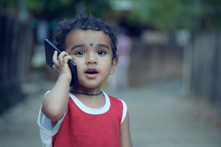 Qual o momento certo para dar um celular às crianças?