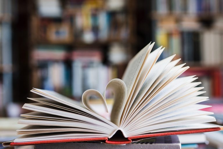 Hoje é o Dia Mundial do Livro e separamos 8 obras essenciais para entender a MPB