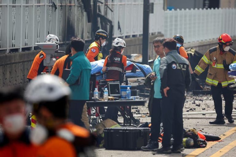 Explosões em fábrica de baterias de Seoul deixa pelo menos 22 mortos
