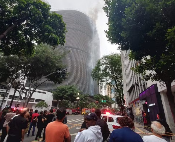 Incêndio atinge apartamento do Copan, histórico prédio no centro de São Paulo