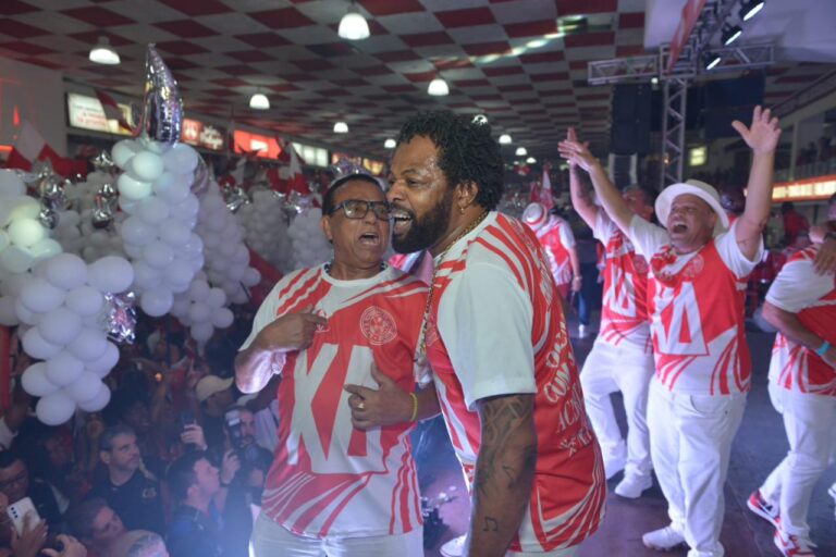Quem se mete com Salgueiro, acerta as contas na curimba: Parceria de Xande de Pilares emociona e vence disputa de samba para o Carnaval 2025