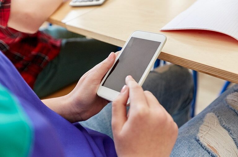 Celular causa impacto no aprendizado e na saúde mental dos jovens