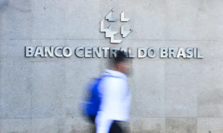 Mercado prevê queda da Bolsa e alta do dólar após decisão sobre Selic