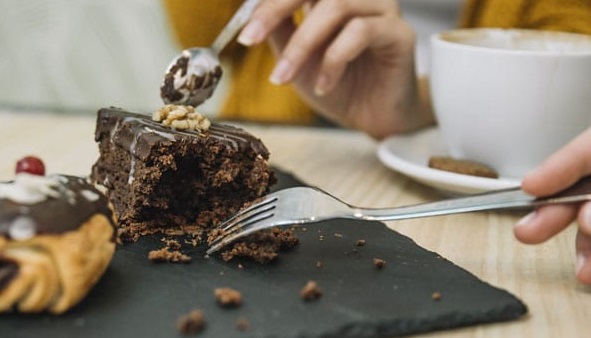 Seu corpo sempre pede doce e você precisa entender o motivo