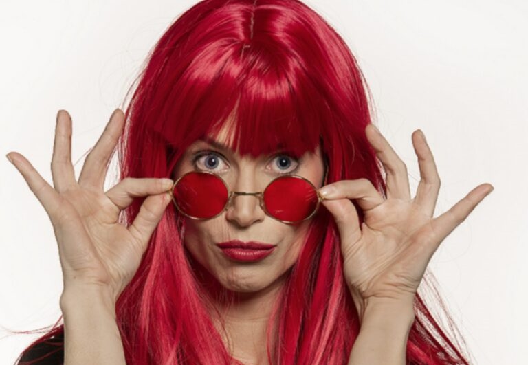 Musical em homenagem a Rita Lee tem temporada estendida em SP e Mel Lisboa premiada