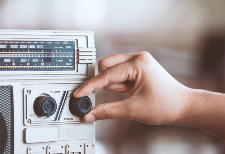 Com o apagão na Europa, o rádio ganha, mais uma vez, destaque no auxílio à população