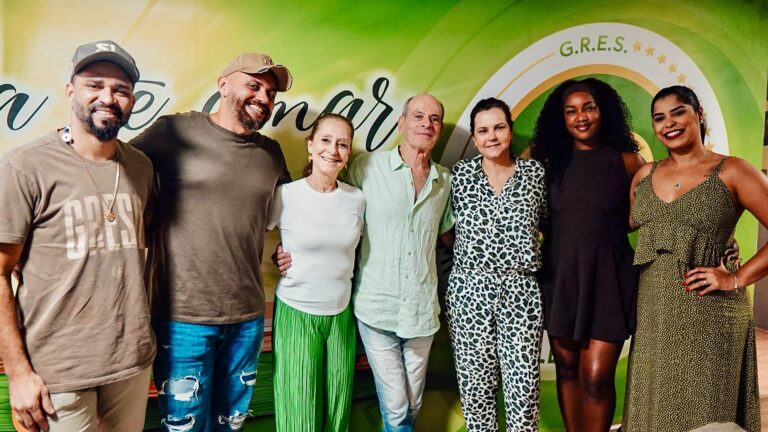 Ney Matogrosso visita barracão da Imperatriz e conhece detalhes do enredo