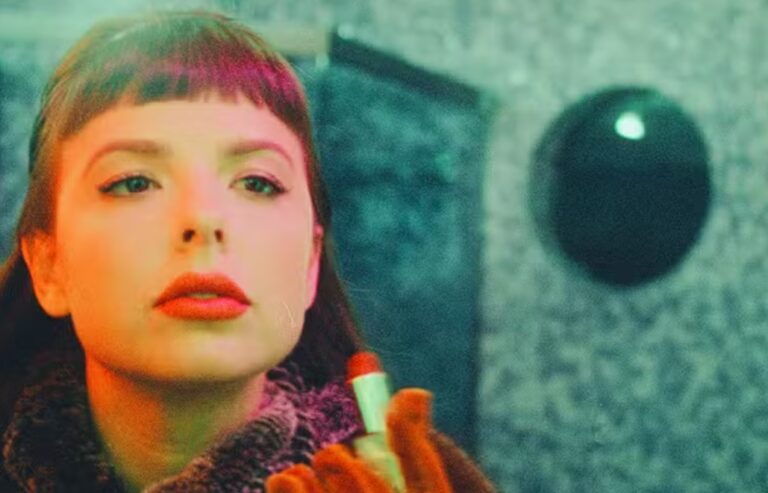 Julia Mestre se reinventa em álbum inspirado nas baladas dos anos 80