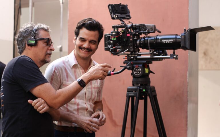 &#8220;O Agente Secreto&#8221;, de Kleber Mendonça Filho, estreia com 13 minutos de aplausos em Cannes e leva um pedacinho do Recife à Croisette