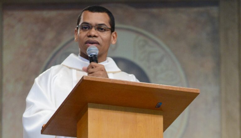 “O papa é o maior influenciador do mundo”, diz padre brasileiro