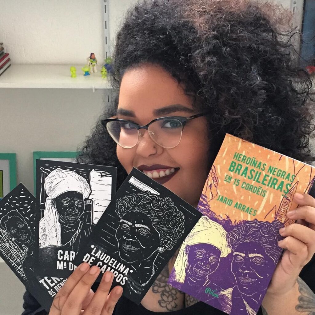 A escritora segura 3 livros de sua autoria