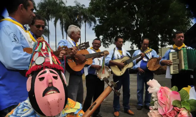 Sob a Estrela de Belém: Três Reis Magos e Folia Popular