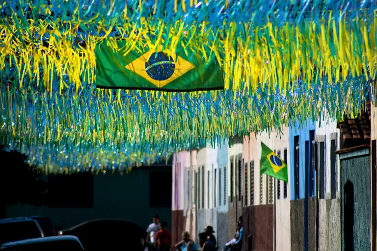 Relatório internacional aponta avanço do autoritarismo no mundo; Brasil vai na contramão