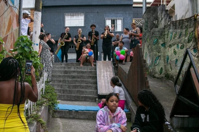 Brinquedos, grafites e circo transformam escadão na zona Sul de São Paulo