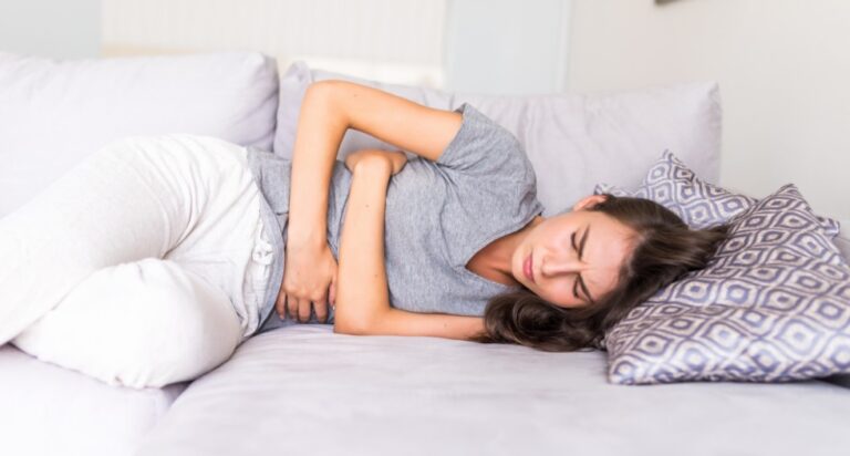 Dor todo mês? Cólica menstrual intensa pode ser sinal de algo mais sério