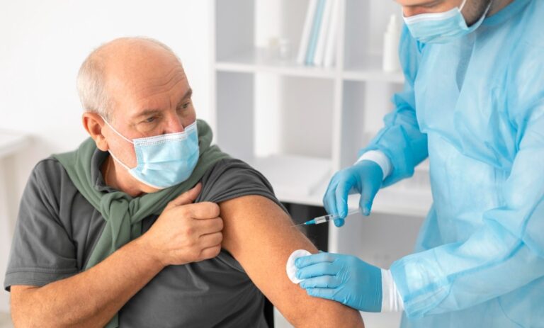 Vacinação em idosos: gesto simples que salva vidas e garante longevidade saudável
