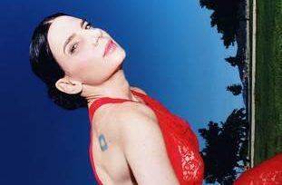 Nina Becker em “Love, Love, Love, um ensaio sobre Caetano Veloso”