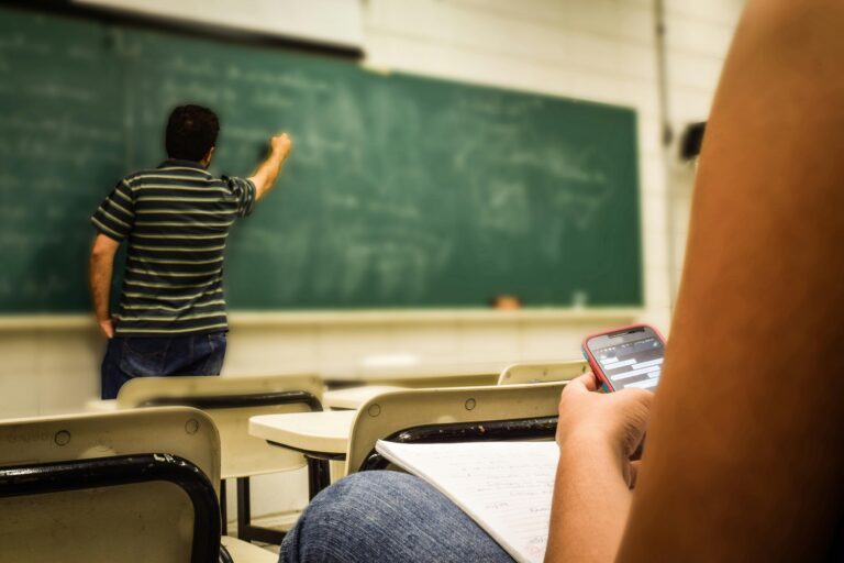 Suécia decide reduzir uso de telas nas escolas e retoma foco em livros impressos