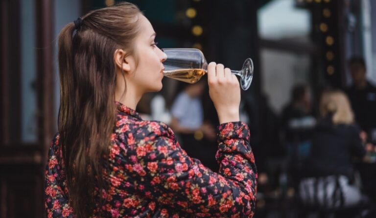 Alerta feminino: consumo de álcool cresce entre mulheres e eleva risco de câncer de mama