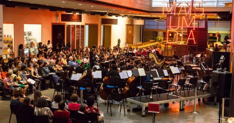 Concerto gratuito da orquestra da USP leva a primavera para a Sala São Paulo