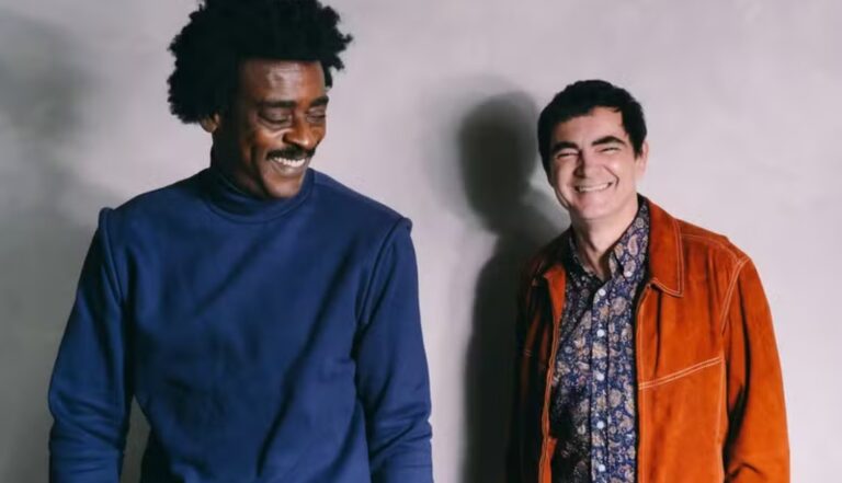 Samuel Rosa relança faixas do 1º álbum com nomes da MPB