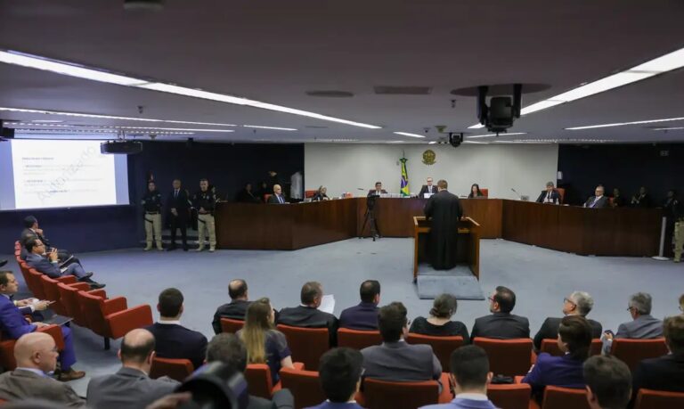 Defesas de Bolsonaro e generais apresentam argumentos no 2° dia do julgamento da trama golpista
