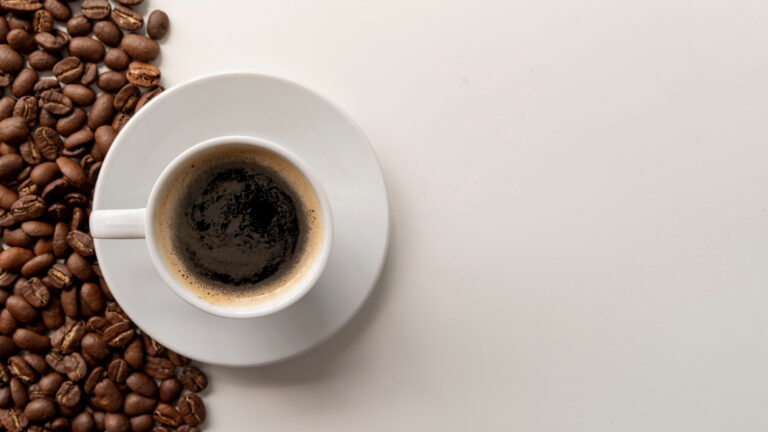 Café faz bem ou mal? Cardiologista explica o que a ciência já sabe
