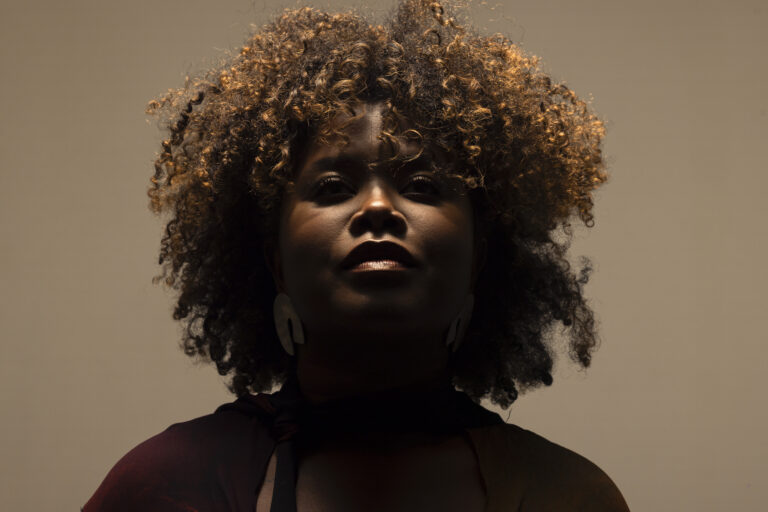 Ludom condensa seu percurso no mundo em novo disco, autointitulado, e abraça a vulnerabilidade como resistência