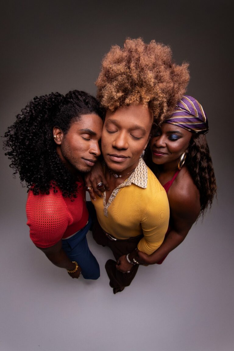 “Minha Vibe” chega para reafirmar a alma livre e luminosa do trio Soul de Brasileiro