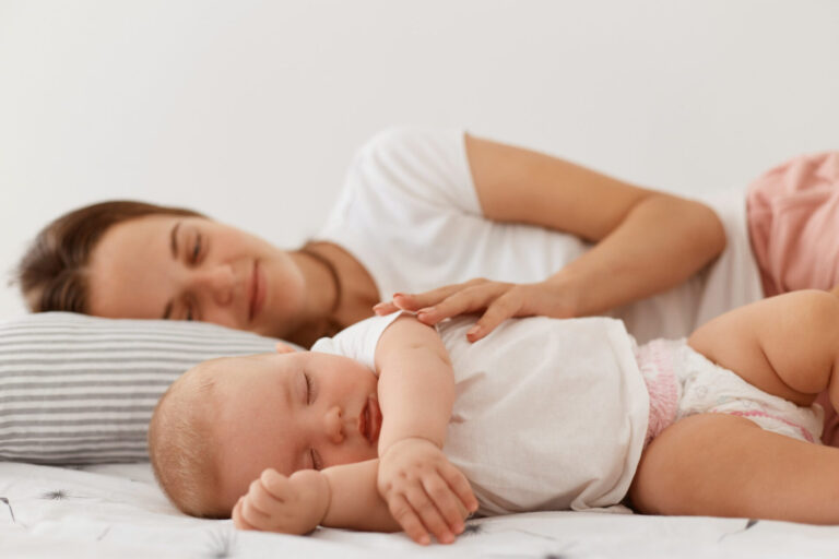 Compartilhar o quarto com o bebê reduz riscos, mas a cama não é lugar de criança