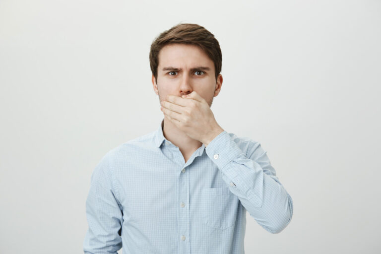 Mau hálito no trabalho: como o odor da boca pode travar sua carreira