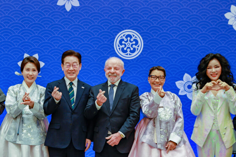 Lula desembarca na Coreia após acordos sobre minerais e remédios com a Índia