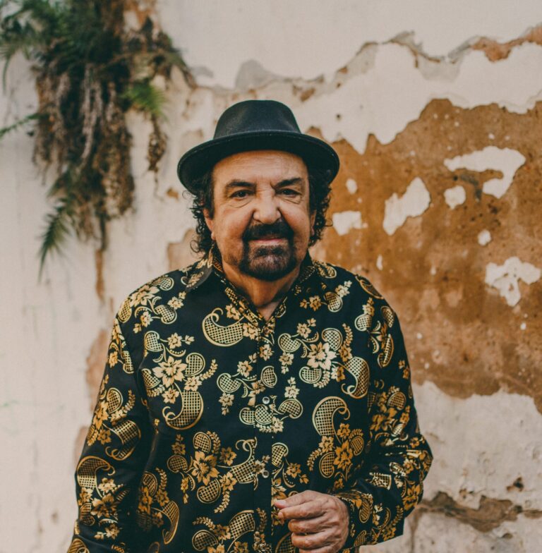 Paulinho Boca de Cantor celebra festa popular em relançamento
