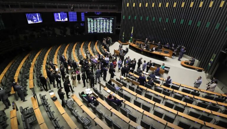 Heródoto Barbeiro: “Filho do presidente investigado”