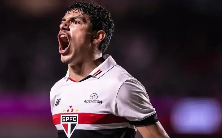 Moreira volta ao São Paulo: Lateral rescinde com Porto e reforça elenco do time paulista