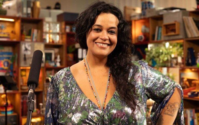 Tulipa Ruiz canta e encanta em edição do Tiny Desk Brasil