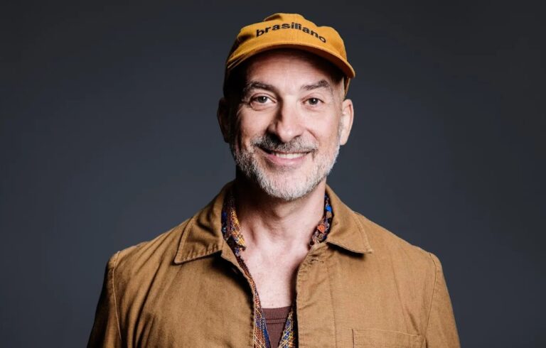 Lucas Santtana transforma língua, história e música em viagem sonora no álbum “Brasiliano”