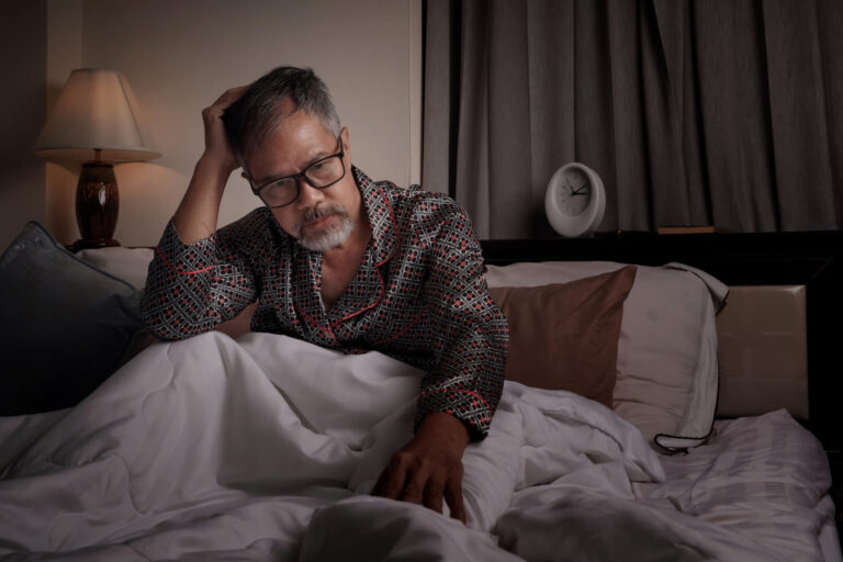 Dormir mal pode derrubar a testosterona e afetar a saúde do homem