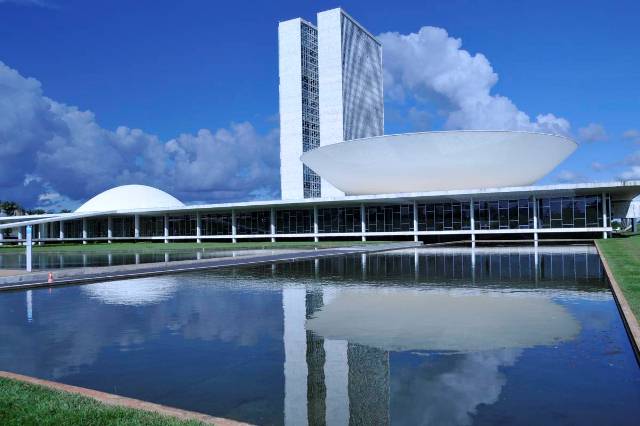 Centrão protocola proposta que pode ampliar jornada para até 52 horas semanais e adiar fim da escala 6×1