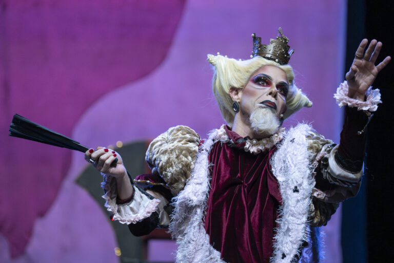 “Rei Lear” com elenco formado por drag queens tem novas apresentações no Teatro Paulo Eiró, em São Paulo